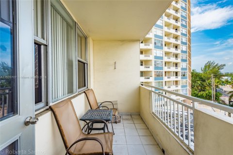 Condo in Hallandale Beach, Florida, 1 bedroom  № 967846 - photo 7