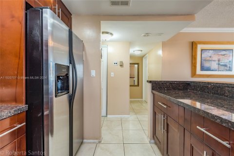 Condo in Hallandale Beach, Florida, 1 bedroom  № 967846 - photo 16