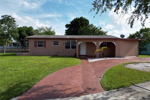 House in Miami, Florida 4 bedrooms, 127.09 sq.m. № 1330640 - photo 1