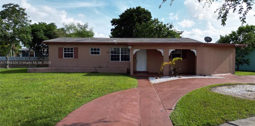 House in Miami, Florida 4 bedrooms, 127.09 sq.m. № 1330640