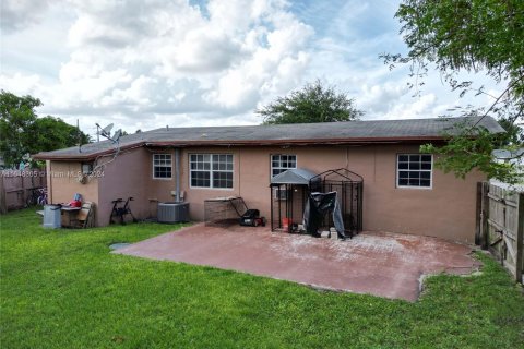 House in Miami, Florida 4 bedrooms, 127.09 sq.m. № 1330640 - photo 6