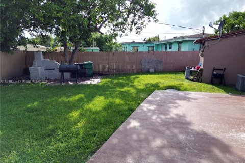 House in Miami, Florida 4 bedrooms, 127.09 sq.m. № 1330640 - photo 7