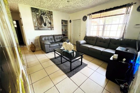 House in Miami, Florida 4 bedrooms, 127.09 sq.m. № 1330640 - photo 2