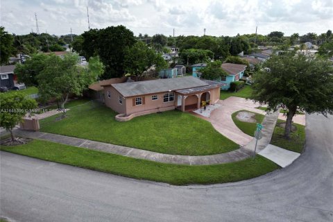 Villa ou maison à vendre à Miami, Floride: 4 chambres, 127.09 m2 № 1330640 - photo 13