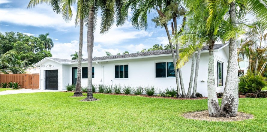House in Dania Beach, Florida 4 bedrooms, 191.75 sq.m. № 715773