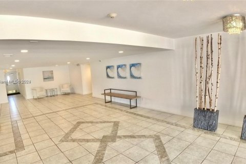 Condo in North Miami Beach, Florida, 2 bedrooms  № 1325244 - photo 9