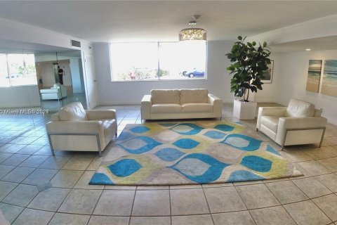 Condo in North Miami Beach, Florida, 2 bedrooms  № 1325244 - photo 8