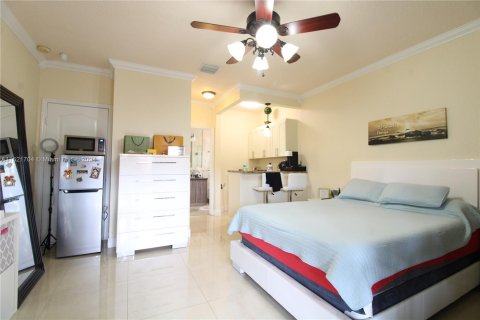 Villa ou maison à vendre à Hialeah, Floride: 4 chambres, 158.4 m2 № 980607 - photo 15