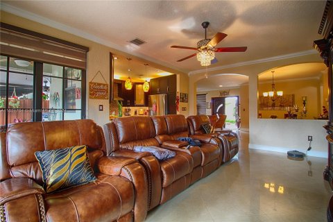 Villa ou maison à vendre à Hialeah, Floride: 4 chambres, 158.4 m2 № 980607 - photo 8