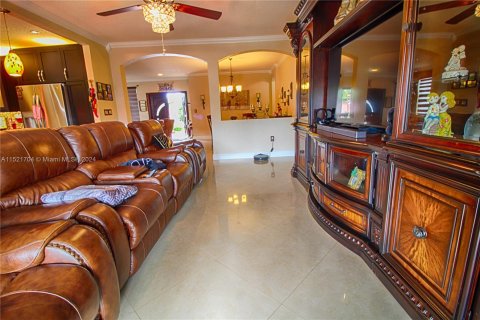 House in Hialeah, Florida 4 bedrooms, 158.4 sq.m. № 980607 - photo 9