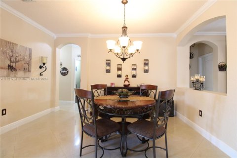 House in Hialeah, Florida 4 bedrooms, 158.4 sq.m. № 980607 - photo 12
