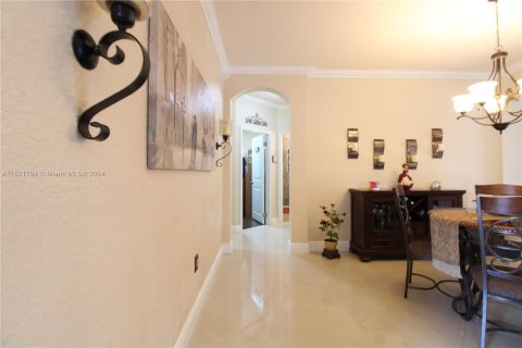 House in Hialeah, Florida 4 bedrooms, 158.4 sq.m. № 980607 - photo 13