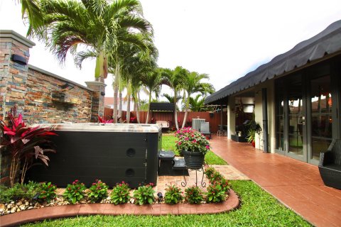 Villa ou maison à vendre à Hialeah, Floride: 4 chambres, 158.4 m2 № 980607 - photo 25