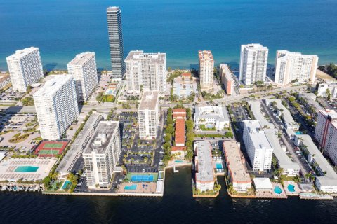 Townhouse in Hallandale Beach, Florida 3 bedrooms, 139.35 sq.m. № 925315 - photo 9