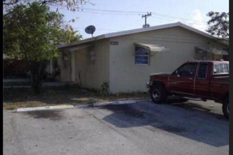 Купить коммерческую недвижимость в Уэст-Палм-Бич, Флорида 285.02м2, № 970323 - фото 1