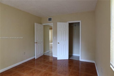 Commercial property in Miami, Florida 94.95 sq.m. № 880075 - photo 10