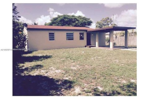 Casa en venta en North Miami, Florida, 3 dormitorios, 88.26 m2 № 880078 - foto 2