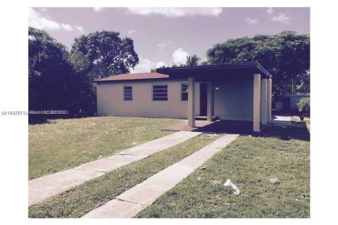 House in North Miami, Florida 3 bedrooms, 88.26 sq.m. № 880078 - photo 1