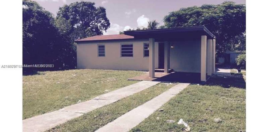 House in North Miami, Florida 3 bedrooms, 88.26 sq.m. № 880078