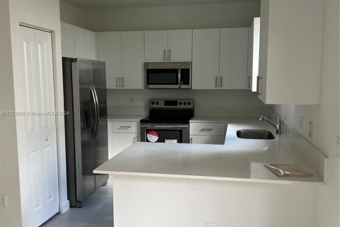 Adosado en venta en Pembroke Pines, Florida, 3 dormitorios № 972261 - foto 6