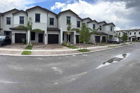 Adosado en venta en Pembroke Pines, Florida, 3 dormitorios № 972261 - foto 9