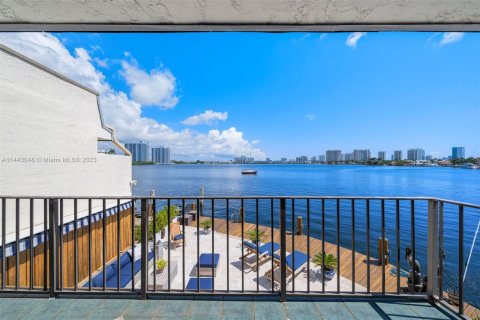 Touwnhouse à vendre à North Miami Beach, Floride: 3 chambres, 158.86 m2 № 689002 - photo 16