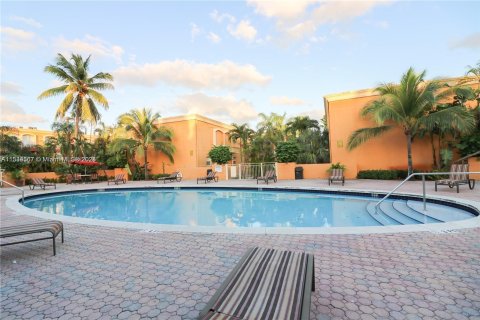 Condominio en venta en Hialeah, Florida, 2 dormitorios, 112.41 m2 № 1013596 - foto 10