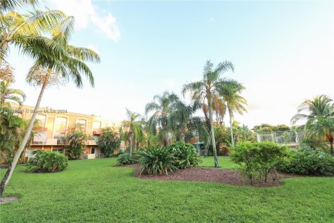 Condominio en venta en Hialeah, Florida, 2 dormitorios, 112.41 m2 № 1013596 - foto 3