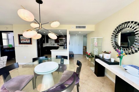 Condominio en venta en Hallandale Beach, Florida, 3 dormitorios, 132.11 m2 № 1271277 - foto 26