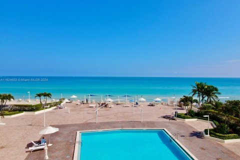 Copropriété à vendre à Hallandale Beach, Floride: 3 chambres, 132.11 m2 № 1271277 - photo 2