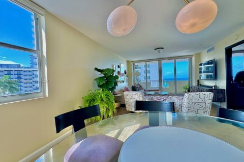 Condo in Hallandale Beach, Florida, 3 bedrooms  № 1271277 - photo 11