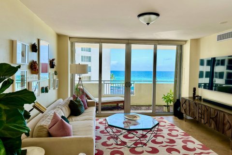 Copropriété à vendre à Hallandale Beach, Floride: 3 chambres, 132.11 m2 № 1271277 - photo 12