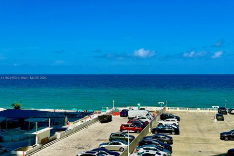 Condominio en venta en Hallandale Beach, Florida, 3 dormitorios, 132.11 m2 № 1271277 - foto 20