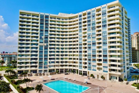 Copropriété à vendre à Hallandale Beach, Floride: 3 chambres, 132.11 m2 № 1271277 - photo 1