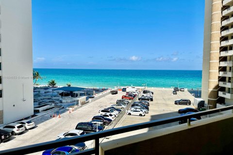 Copropriété à vendre à Hallandale Beach, Floride: 3 chambres, 132.11 m2 № 1271277 - photo 21