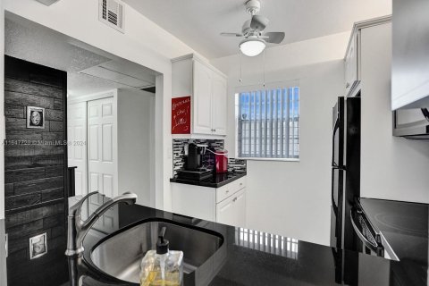 Condo in Lauderdale Lakes, Florida, 1 bedroom  № 1333460 - photo 13