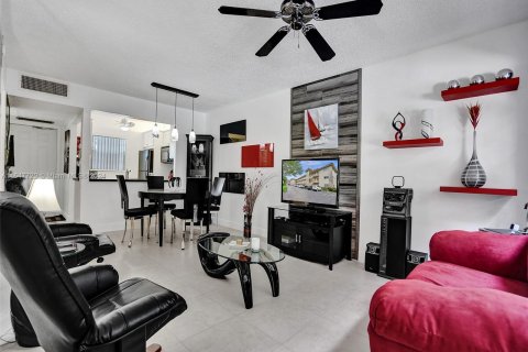 Condo in Lauderdale Lakes, Florida, 1 bedroom  № 1333460 - photo 6