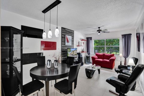 Condo in Lauderdale Lakes, Florida, 1 bedroom  № 1333460 - photo 1