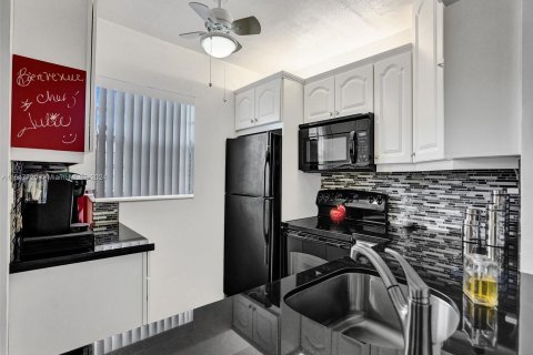 Condo in Lauderdale Lakes, Florida, 1 bedroom  № 1333460 - photo 12