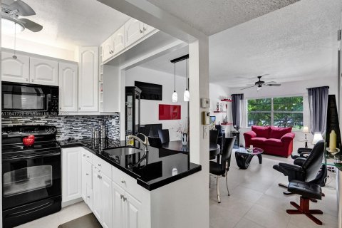 Condo in Lauderdale Lakes, Florida, 1 bedroom  № 1333460 - photo 10