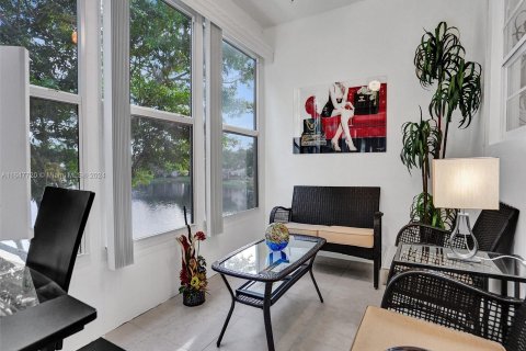 Condo in Lauderdale Lakes, Florida, 1 bedroom  № 1333460 - photo 4