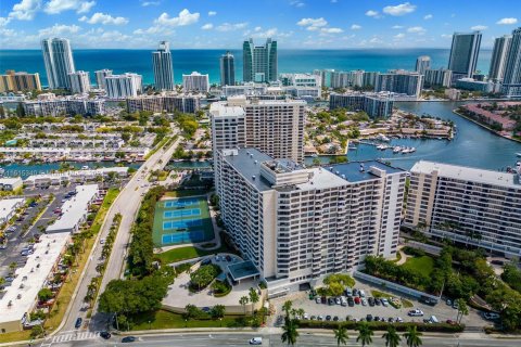 Condo in Hallandale Beach, Florida, 1 bedroom  № 1237064 - photo 23