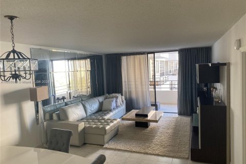 Condo in Hallandale Beach, Florida, 1 bedroom  № 1237064 - photo 6