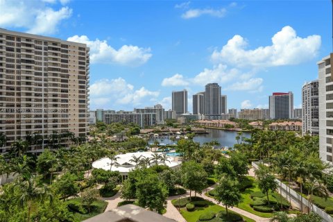 Condo in Hallandale Beach, Florida, 1 bedroom  № 1237064 - photo 21