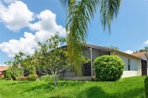 Villa ou maison à vendre à Kissimmee, Floride: 2 chambres, 132.2 m2 № 1327315 - photo 17