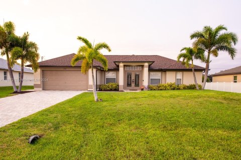 House in Cape Coral, Florida 3 bedrooms, 147.81 sq.m. № 1327466 - photo 30