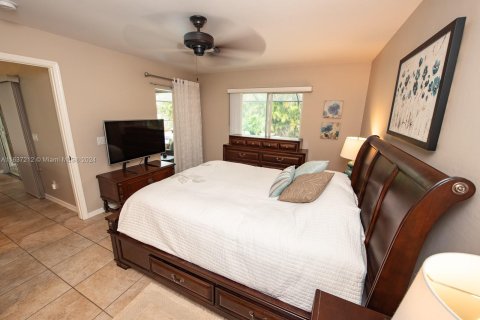 House in Cape Coral, Florida 3 bedrooms, 147.81 sq.m. № 1327466 - photo 22