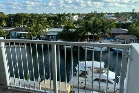 Condominio en venta en North Miami, Florida, 2 dormitorios, 89.46 m2 № 967600 - foto 1