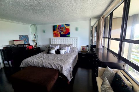 Condominio en alquiler en Miami, Florida, 3 dormitorios, 155.52 m2 № 1119143 - foto 21