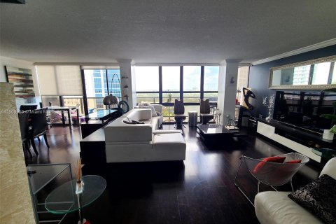 Condominio en alquiler en Miami, Florida, 3 dormitorios, 155.52 m2 № 1119143 - foto 5